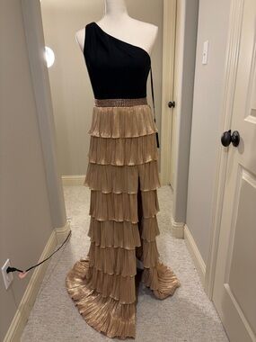 NWT Mac Duggal Black One-Shoulder Gown with Gold Tiered Ruffle Skirt